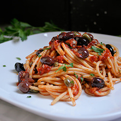 Spaghetti alla Puttanesca (con capperi e olive)煙花女義大利麵